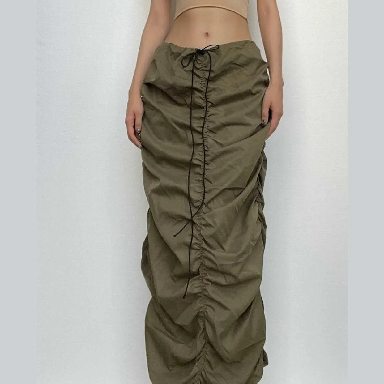 Drawstring ruched cargo low rise solid midi skirt