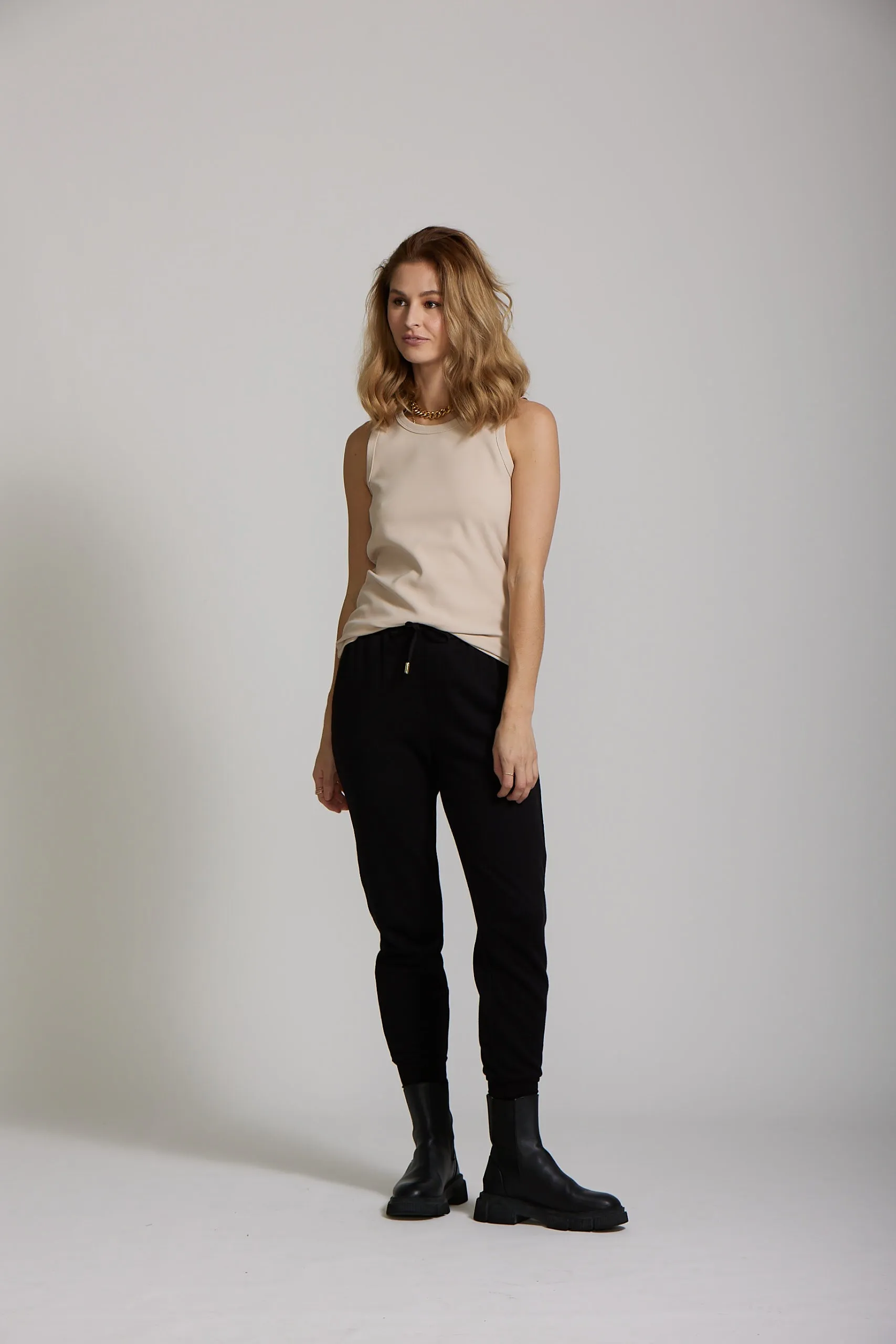 Larisa Pant - Black